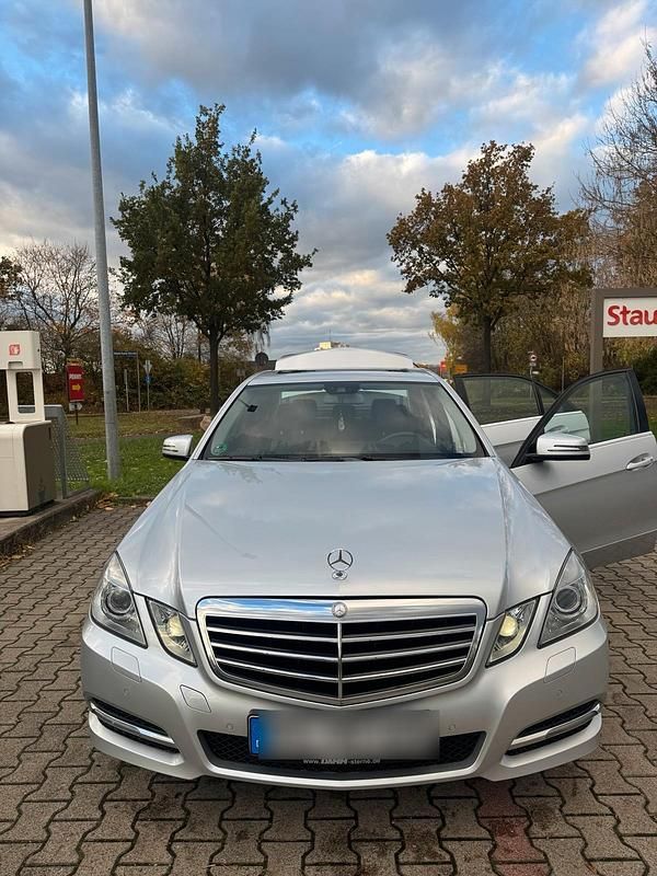 Grau Gebraucht 2011 Mercedes E220 Limousine | 13.500 € (Etwas zu teuer) - Bild 1/4