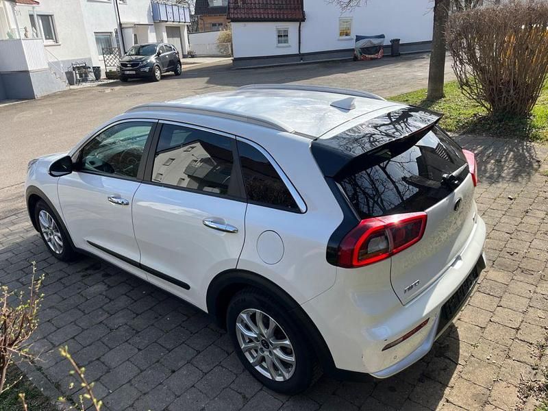 Gebraucht Kia Niro Vision 105 PS (77 kW) 2016 Weiß SUV