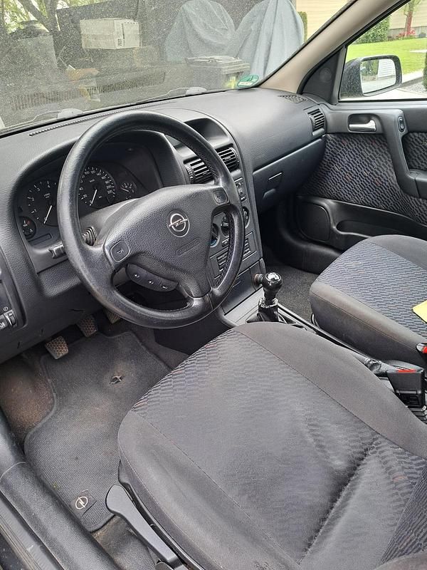 Second-hand Opel Astra 101 CP (74 kW) 2001 Negru Hatchback