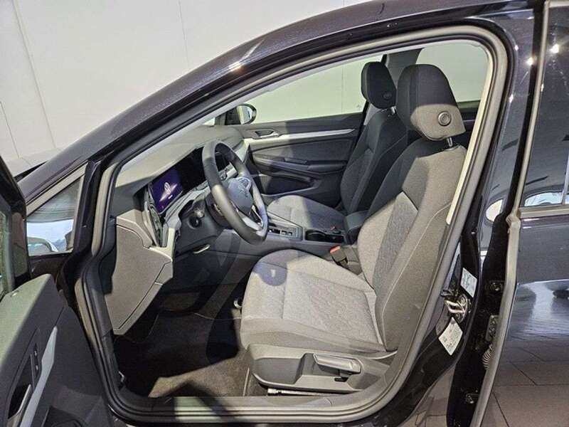 Gebraucht VW Golf VIII Move 131 PS (96 kW) 2023 Deep black perleffekt Limousine