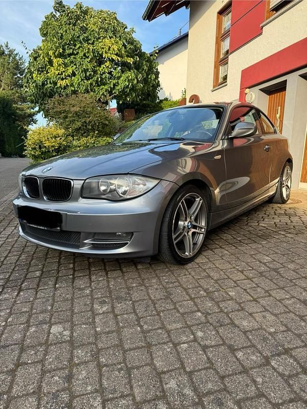 Grau Gebraucht 2010 BMW 118 Coupé Performance Coupé | 8.500 € (Fairer Preis) - Bild 1/4