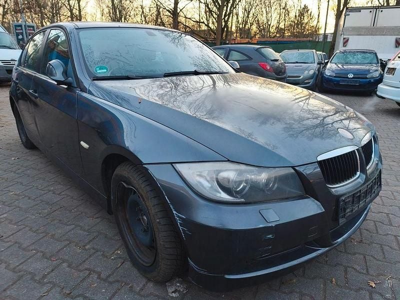 Grau Gebraucht 2006 BMW 318 Sport Line Limousine | 2.699 € (Superpreis) - Bild 1/4