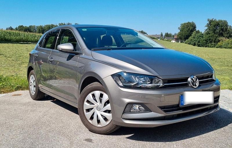 Grau Gebraucht 2018 VW Polo Comfortline Kleinwagen | 12.400 € (Guter Preis) - Bild 1/4