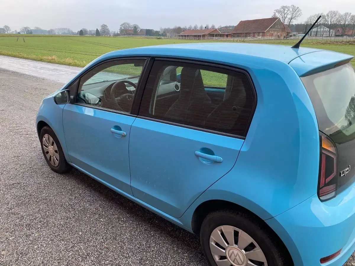 Second-hand VW up! Active 65 CP (47 kW) 2021 Albastru Hatchback