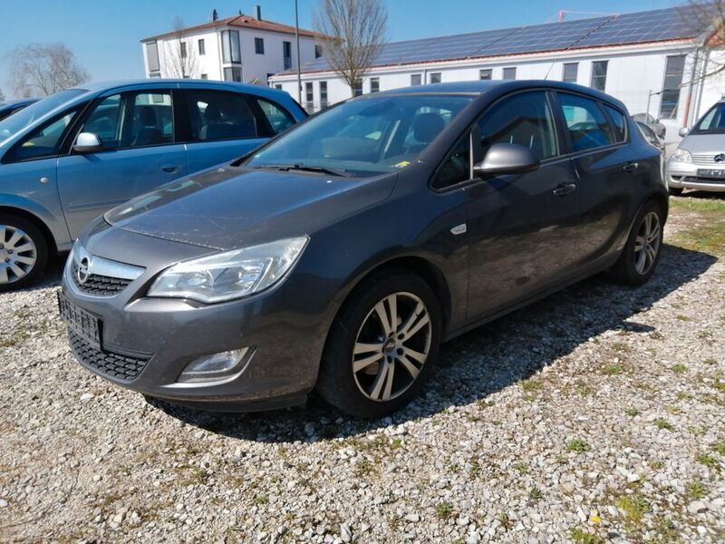 Grau Gebraucht 2011 Opel Astra Edition Limousine | 1.799 € (Guter Preis) - Bild 1/4