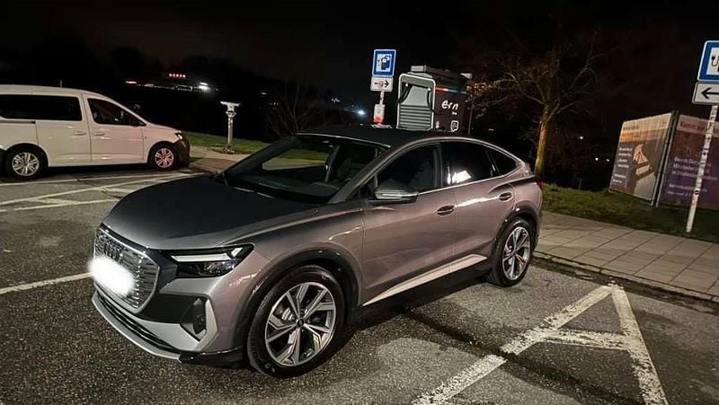 Grau Gebraucht 2021 Audi Q4 e-tron S-Line SUV | 21.000 € (Superpreis) - Bild 1/4