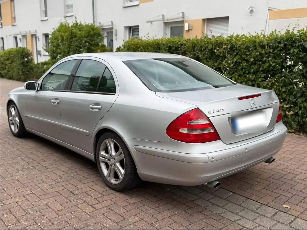 Gebraucht Mercedes E240 177 PS (130 kW) 2004 Silber Limousine
