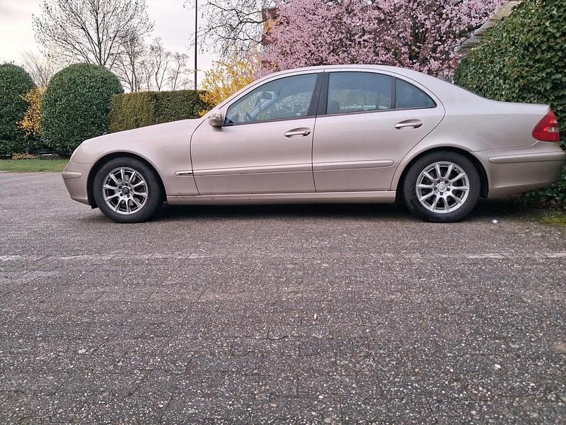 Gebraucht Mercedes E220 150 PS (110 kW) 2005 Gold Limousine