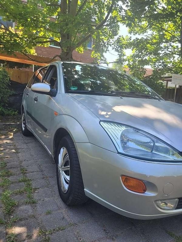 Silber Gebraucht 1999 Ford Focus Ghia Kombi | 500 € (Guter Preis) - Bild 1/4