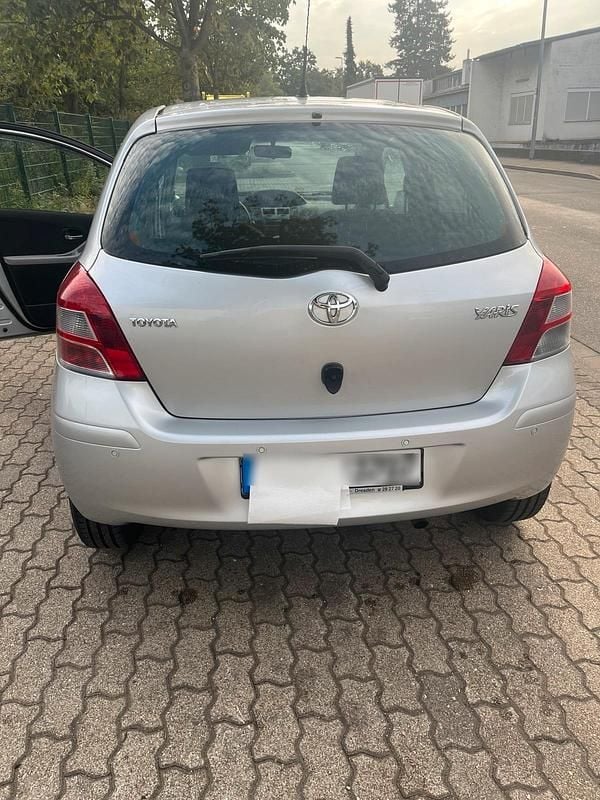 Silber Gebraucht 2011 Toyota Yaris Kleinwagen | 6.699 € (Fairer Preis) - Bild 1/4