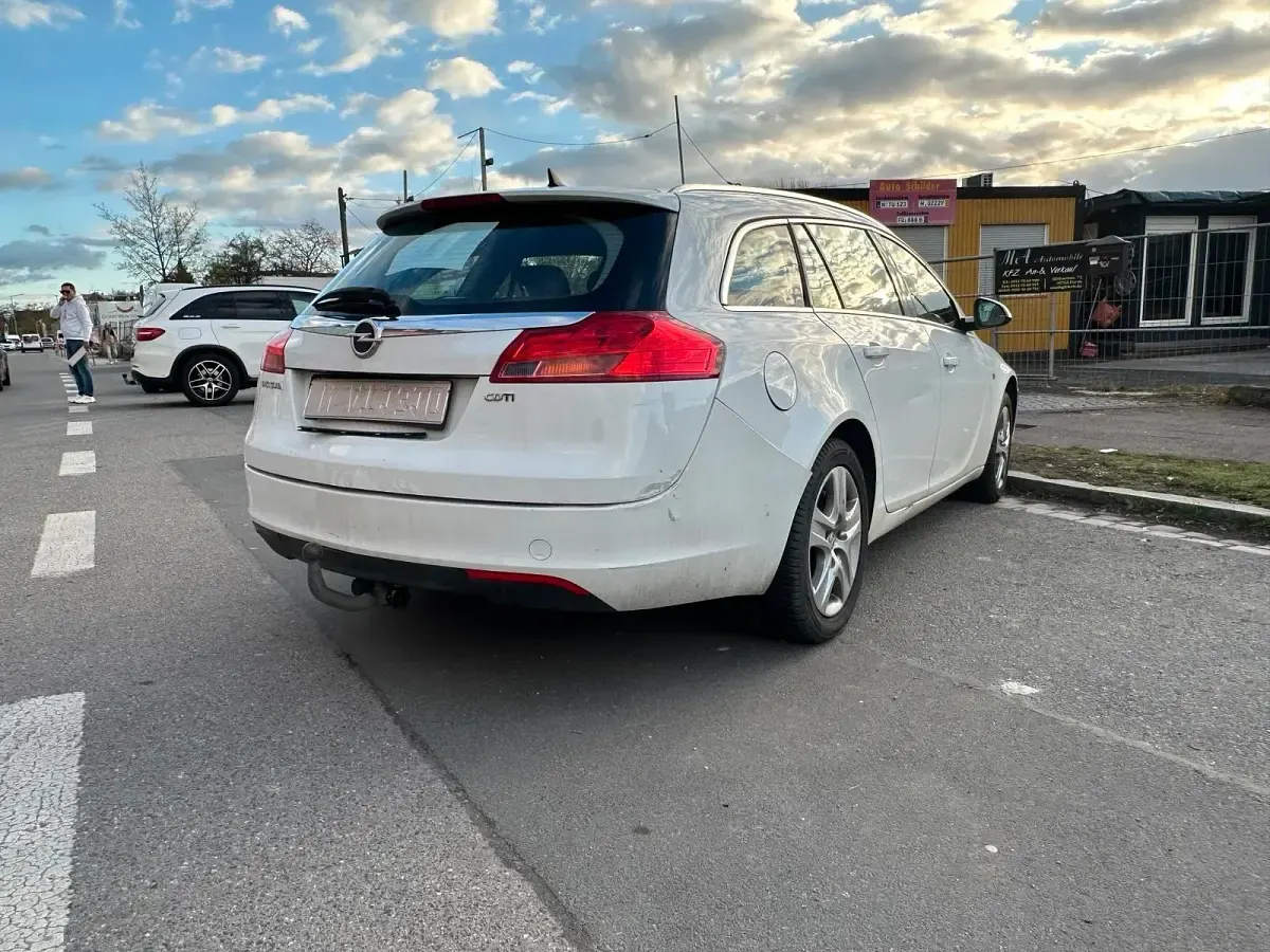 Gebraucht Opel Insignia 160 PS (117 kW) 2011 Weiß Kombi