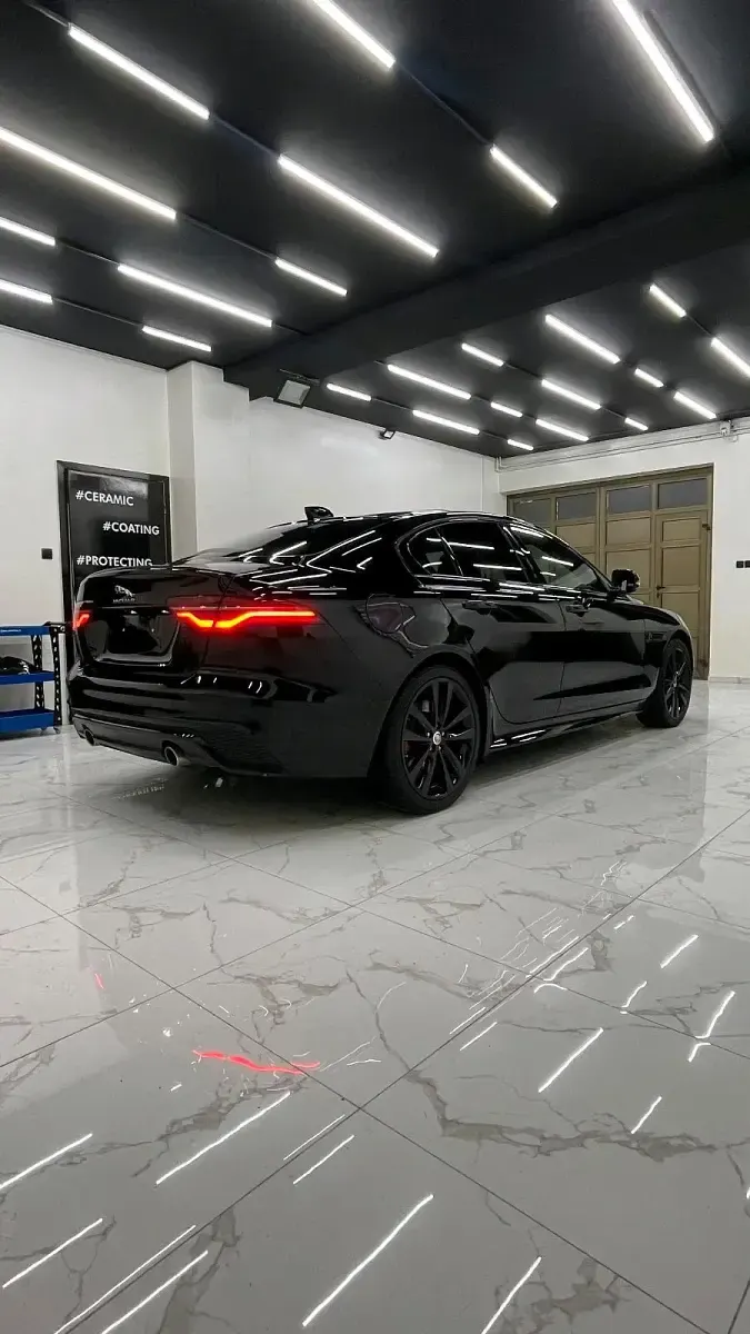 Używany Jaguar XE R-Dynamic 300 KM (220 kW) 2020 Czarny Sedan/Limuzyna