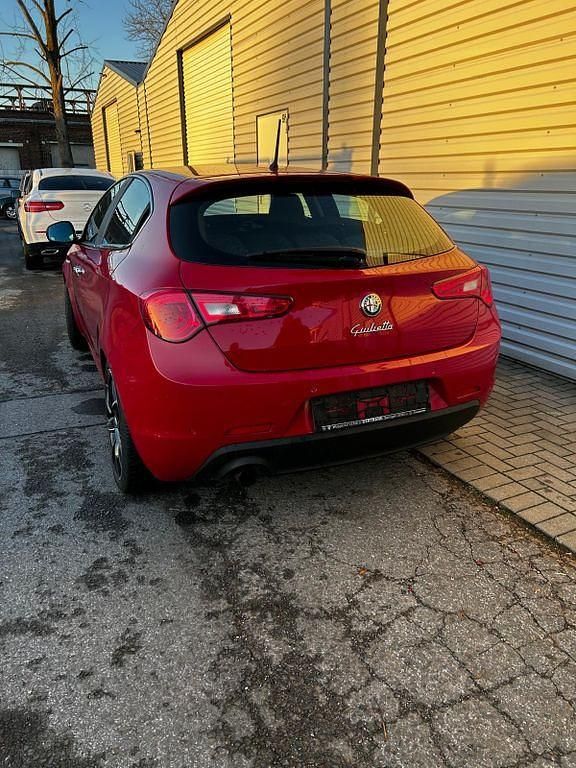 Gebraucht Alfa Romeo Giulietta 120 PS (88 kW) 2011 Rot Limousine