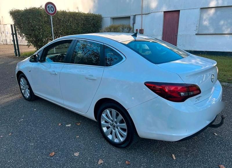 Weiß Gebraucht 2015 Opel Astra Limousine | 7.500 € - Bild 1/4