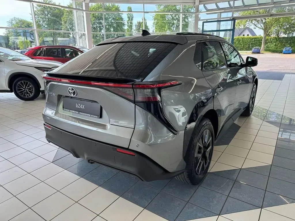 Neu Toyota bZ4X 164 kW (224 PS) 2026 Precious metal grey metallic SUV