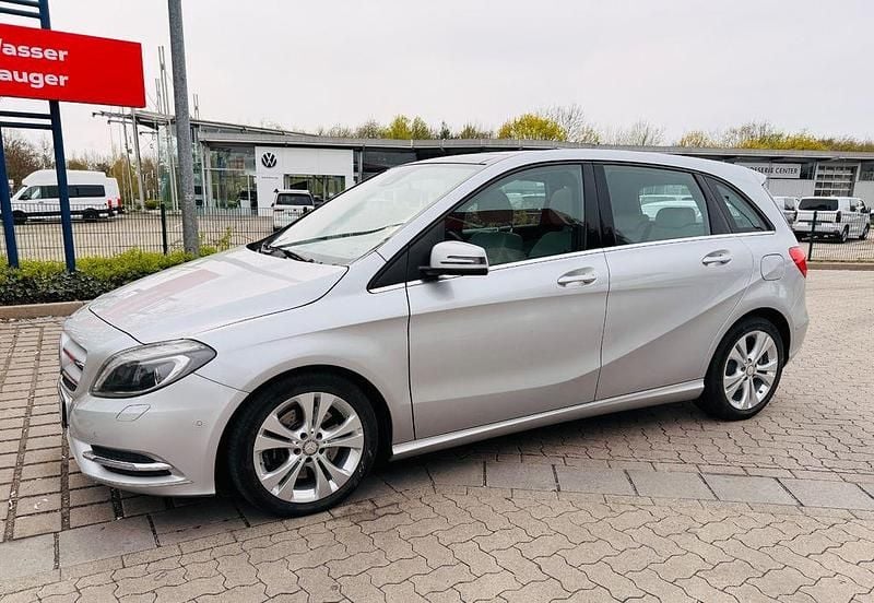 Gebraucht Mercedes B220 170 PS (125 kW) 2014 Silber Van / Kleinbus
