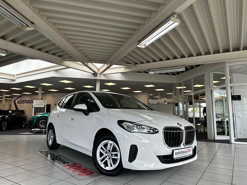 Weiß Gebraucht 2022 BMW 218 Active Tourer Performance Van / Kleinbus | 19.950 € - Bild 1/4