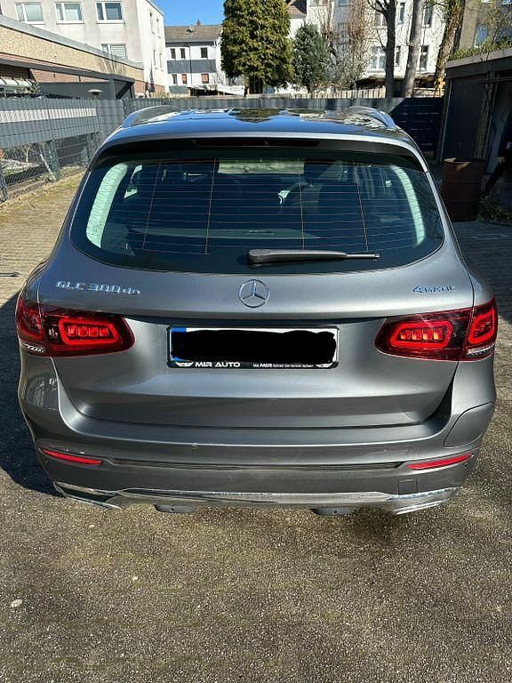 Gebraucht Mercedes GLC300e 194 PS (142 kW) 2021 Grau SUV