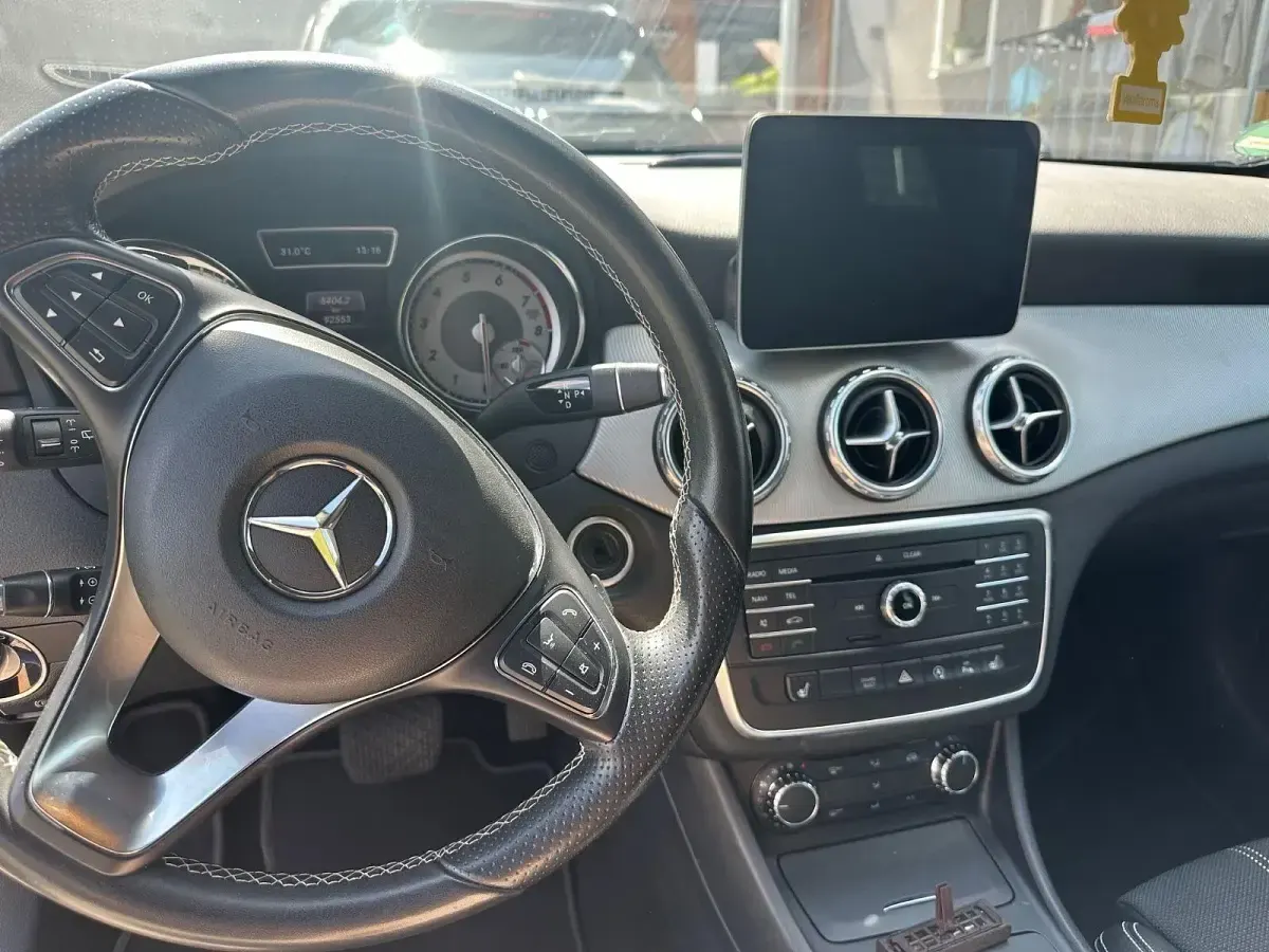 Gebraucht Mercedes GLA180 122 PS (89 kW) 2017 Weiß SUV