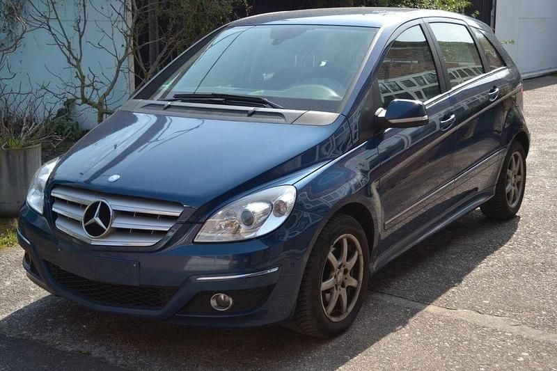 Gebraucht Mercedes B200 193 PS (141 kW) 2010 Blau Van / Kleinbus