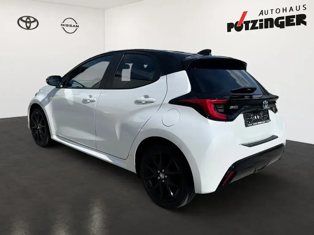 Gebraucht Toyota Yaris Style 116 PS (85 kW) 2023 White pearl / black Kleinwagen