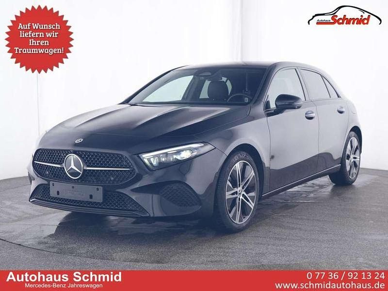 Metalliclack kosmossc... Gebraucht 2024 Mercedes A180 Night Limousine | 29.999 € (Fairer Preis) - Bild 1/4