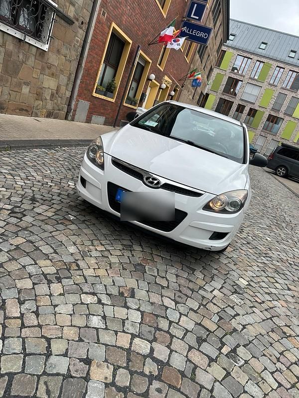 Weiß Gebraucht 2010 Hyundai i30 Limousine | 3.500 € (Fairer Preis) - Bild 1/4