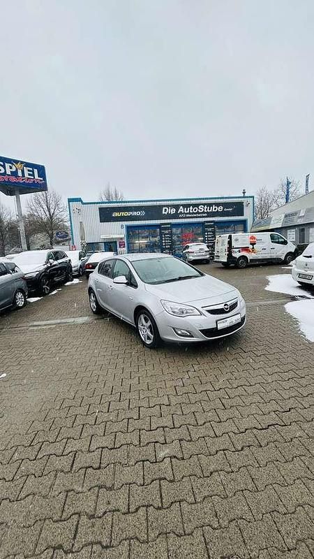 Gebraucht Opel Astra Design Edition 120 PS (88 kW) 2011 Argon silber/ice silver (m2) Kleinwagen