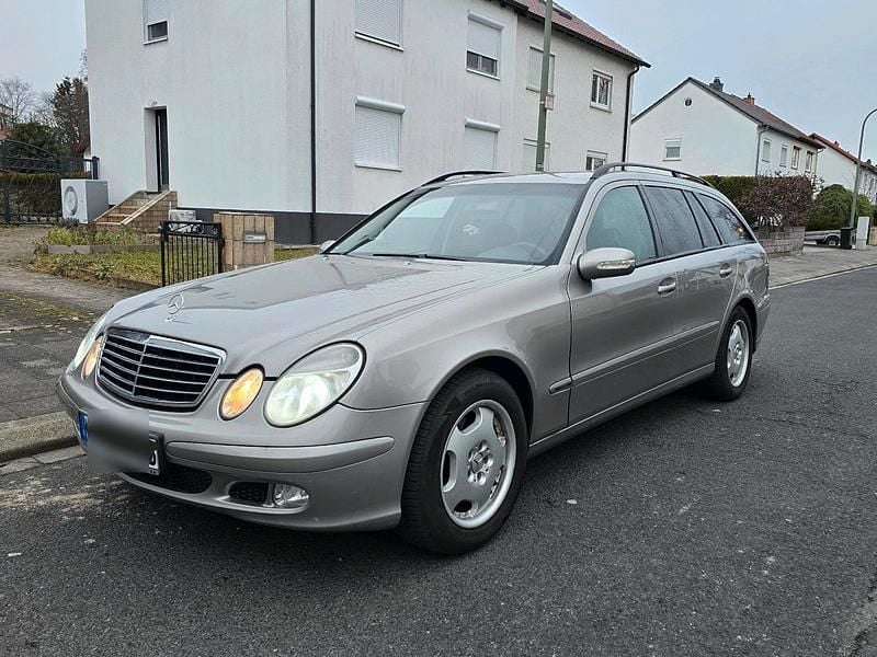 Gold Gebraucht 2003 Mercedes E220 Kombi | 1.950 € - Bild 1/4
