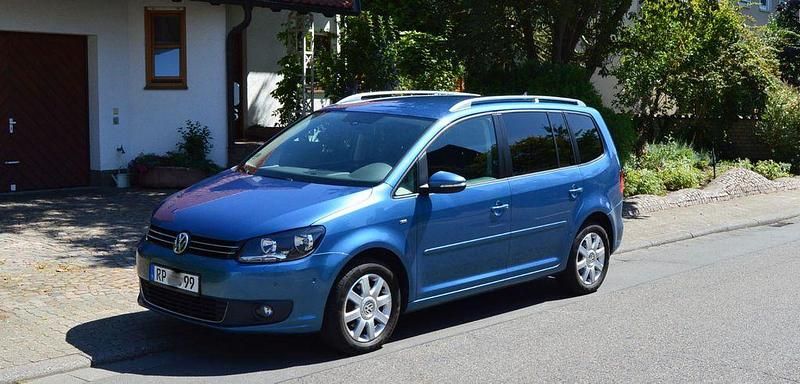 Blau Gebraucht 2014 VW Touran Cup Van / Kleinbus | 7.950 € (Etwas zu teuer) - Bild 1/4