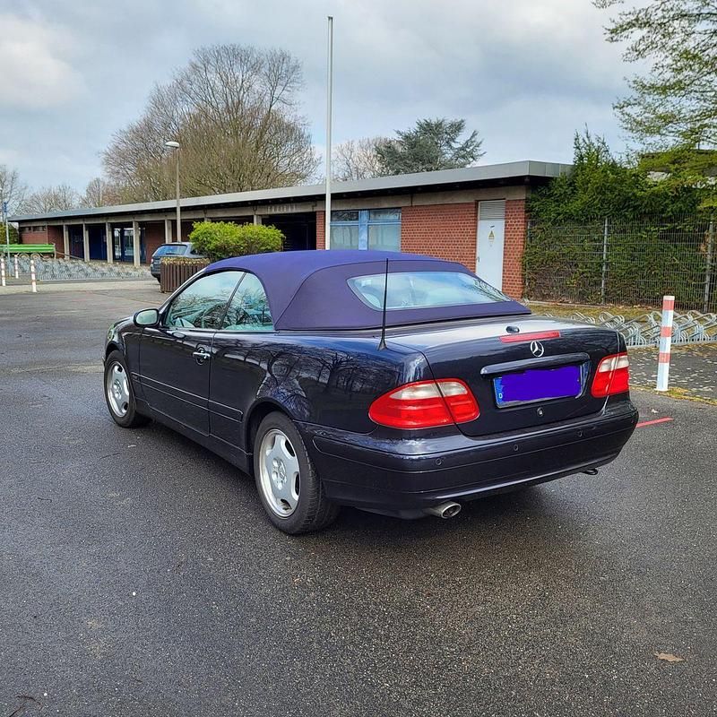 Gebraucht Mercedes CLK320 Elegance 218 PS (160 kW) 2002 Blau Cabrio
