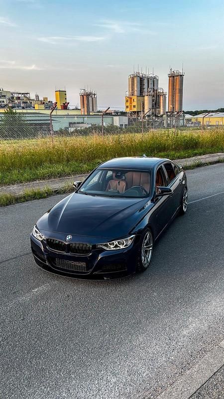 Blau Gebraucht 2012 BMW 335 M Sport Limousine | 29.999 € - Bild 1/4