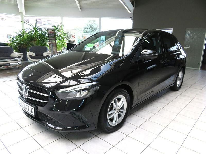 Schwarz Gebraucht 2019 Mercedes B200 Van / Kleinbus | 21.976 € (Guter Preis) - Bild 1/4