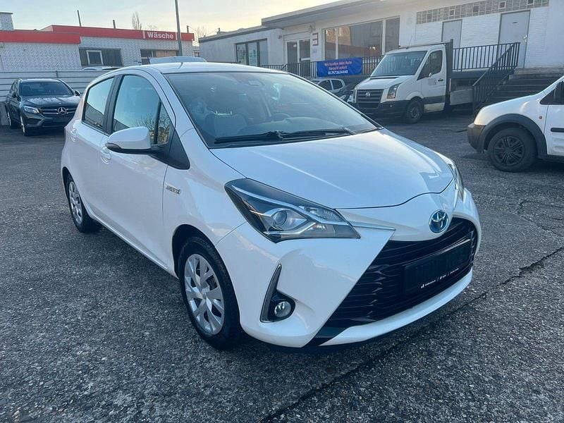 Gebraucht Toyota Yaris Hybrid 73 PS (53 kW) 2019 Weiß Kleinwagen