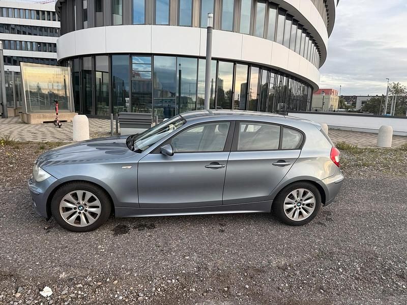 Grau Gebraucht 2006 BMW 120 Kleinwagen | 4.300 € (Guter Preis) - Bild 1/4