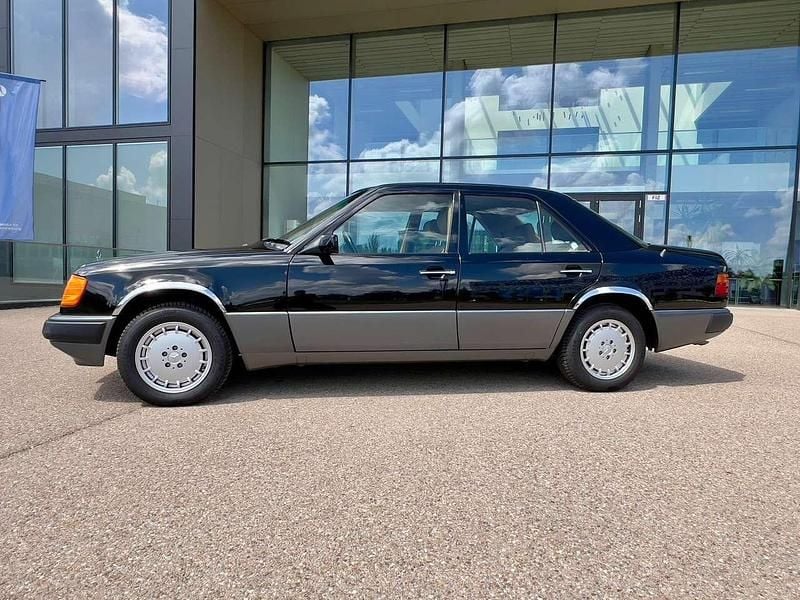 Schwarz Gebraucht 1989 Mercedes E300 Limousine | 22.000 € - Bild 1/4