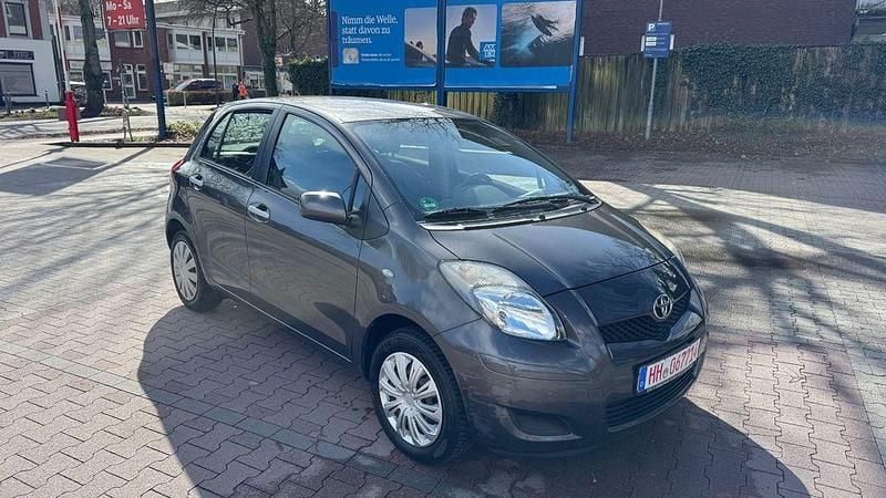 Gebraucht Toyota Yaris Cool 69 PS (50 kW) 2011 Grau Kleinwagen