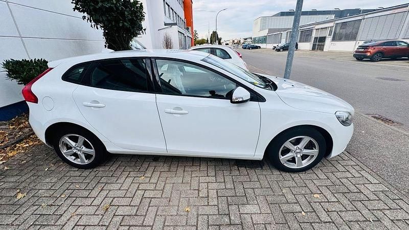 Gebraucht Volvo V40 Momentum 120 PS (88 kW) 2016 Weiß Limousine