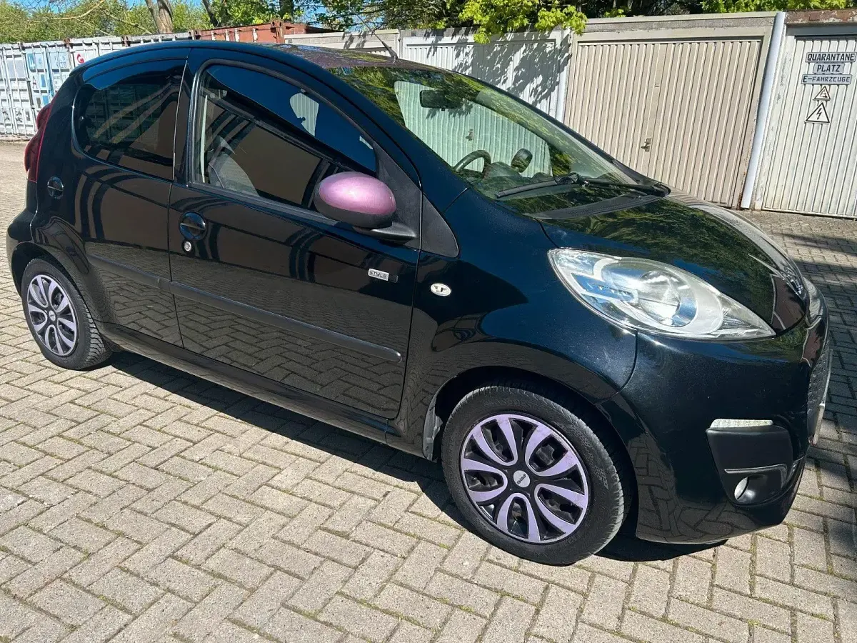Gebraucht Peugeot 107 Style 68 PS (50 kW) 2014 Schwarz Kleinwagen
