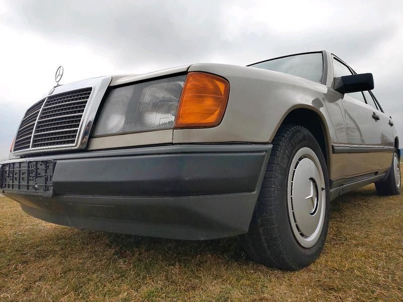 Gold Gebraucht 1988 Mercedes E230 Limousine | 3.999 € - Bild 1/4