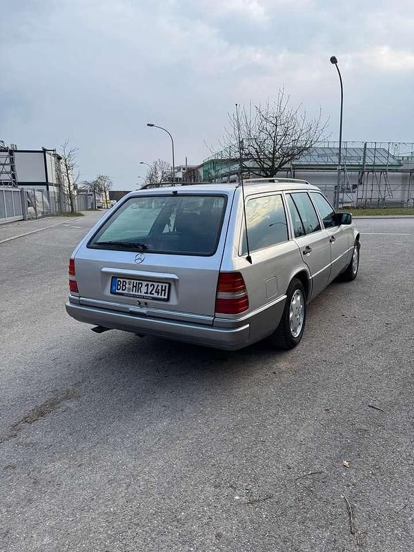 Gebraucht Mercedes E220 150 PS (110 kW) 1995 Silber Kombi