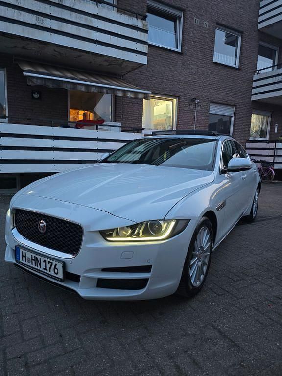 Gebraucht Jaguar XE Portfolio 163 PS (119 kW) 2016 Weiß Limousine