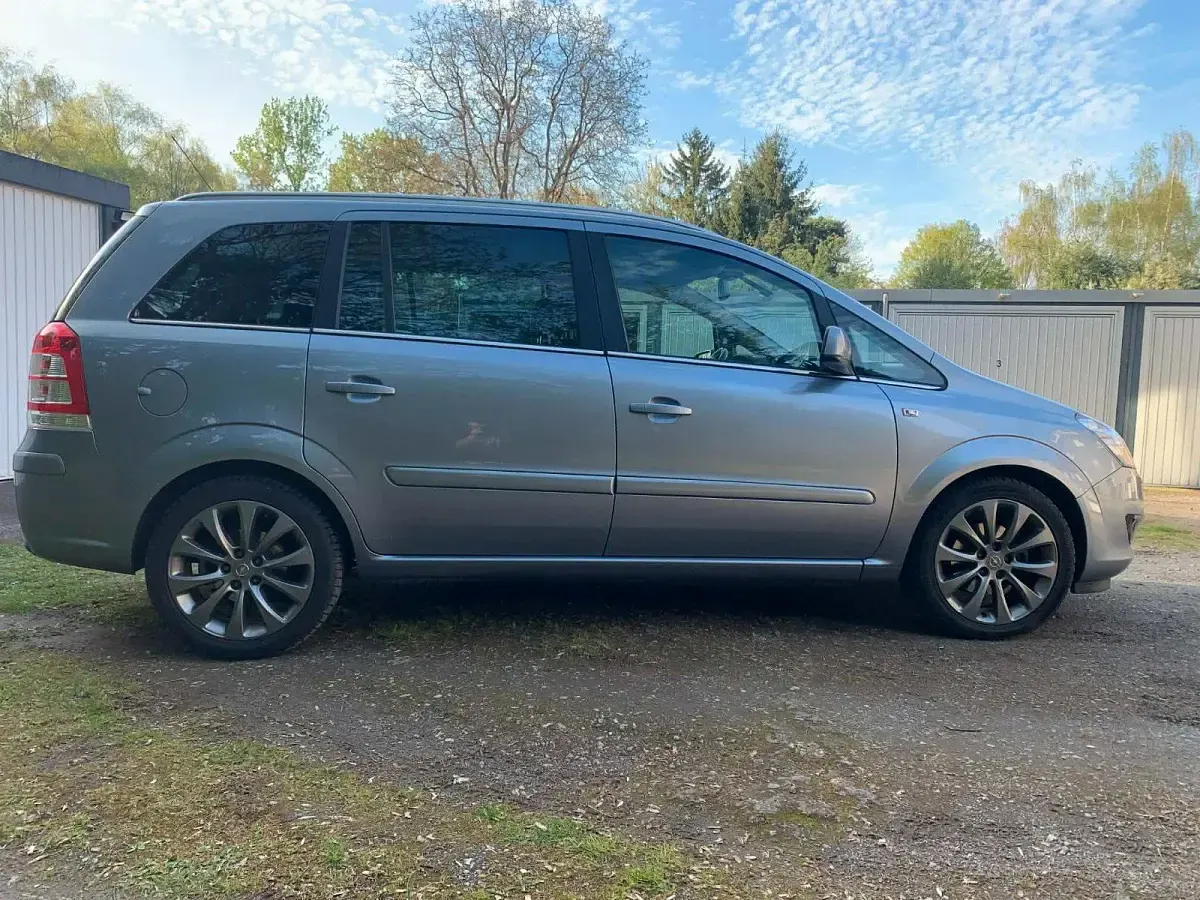 Gebraucht Opel Zafira 140 PS (102 kW) 2011 Andere farben Van / Kleinbus