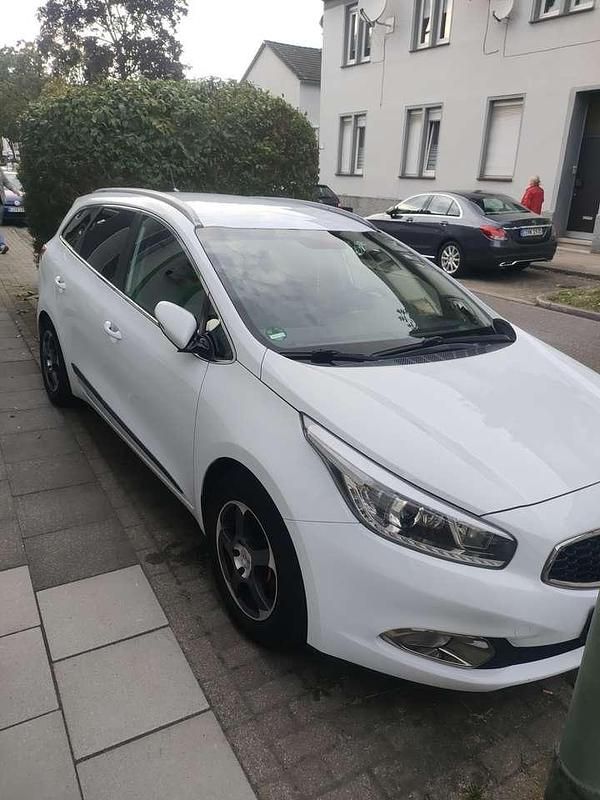 Gebraucht Kia Ceed Sportswagon DREAM-TEAM Edition 128 PS (94 kW) 2013 Kombi