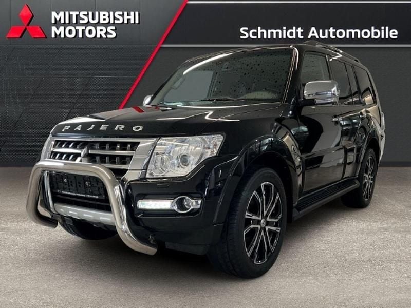 Piano schwarz (metallic) Gebraucht 2018 Mitsubishi Pajero Edition SUV | 41.780 € (Teuer) - Bild 1/4