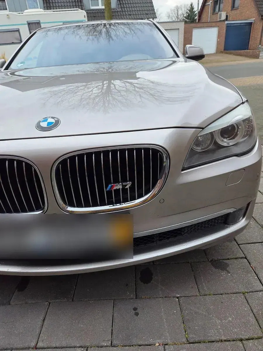 Gebraucht BMW 750 Sport Line 408 PS (300 kW) 2009 Gold Limousine