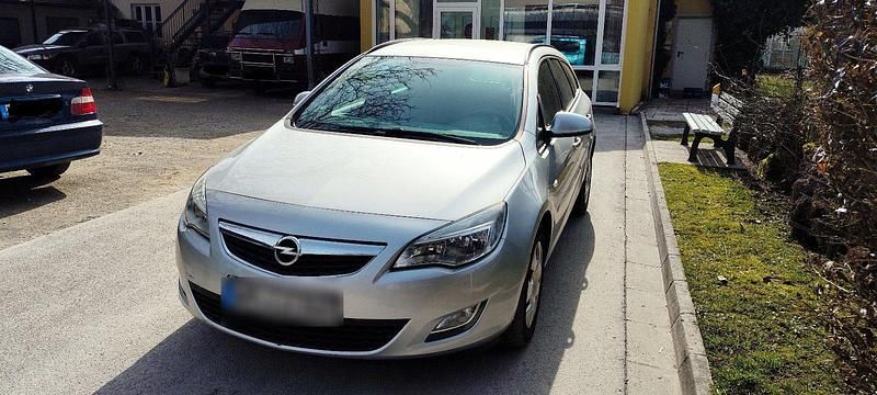 Gebraucht Opel Astra 95 PS (69 kW) 2011 Silber Kombi