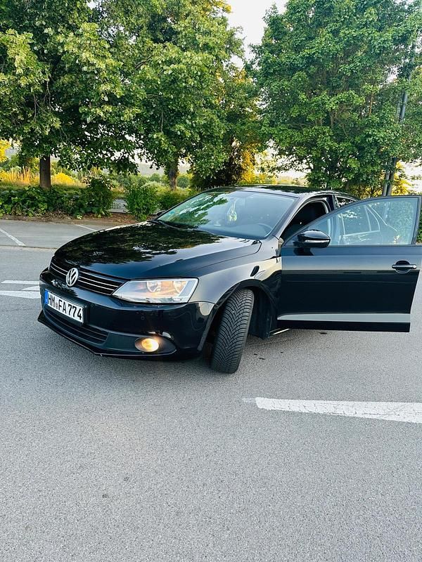 Gebraucht VW Jetta 105 PS (77 kW) 2011 Schwarz Limousine