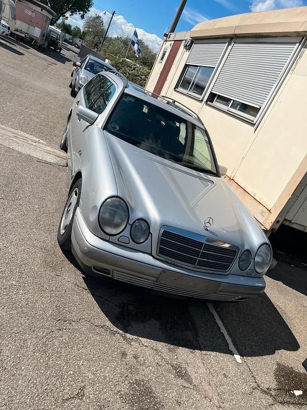 Silber Gebraucht 1997 Mercedes E290 Kombi | 1.500 € - Bild 1/4