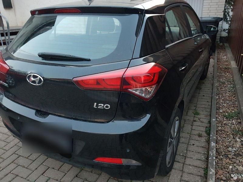 Gebraucht Hyundai i20 YES! Silver 84 PS (61 kW) 2015 Schwarz Kleinwagen